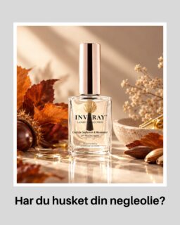 Smukke negle starter med god pleje 💗
Negleolie hjælper med at holde dine naturnegle sunde og velplejede, hvilket giver den optimale vedhæfting for gelenegle. Som bonus holder den huden omkring neglene blød og velplejet. En lille daglig rutine, der gør en forskel – både for dine negle og dine neglebånd 🌸
Gør negleolien til en fast del af din morgen- eller aftenrutine, så du husker den hver dag 🤍
Dine negle fortjener lidt ekstra kærlighed 🫶🏼
