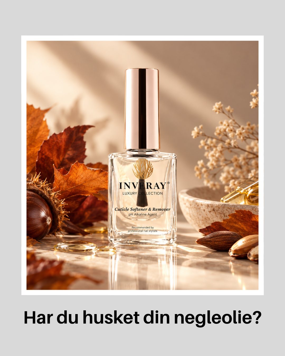 Smukke negle starter med god pleje 💗
Negleolie hjælper med at holde dine naturnegle sunde og velplejede, hvilket giver den optimale vedhæfting for gelenegle. Som bonus holder den huden omkring neglene blød og velplejet. En lille daglig rutine, der gør en forskel – både for dine negle og dine neglebånd 🌸
Gør negleolien til en fast del af din morgen- eller aftenrutine, så du husker den hver dag 🤍
Dine negle fortjener lidt ekstra kærlighed 🫶🏼