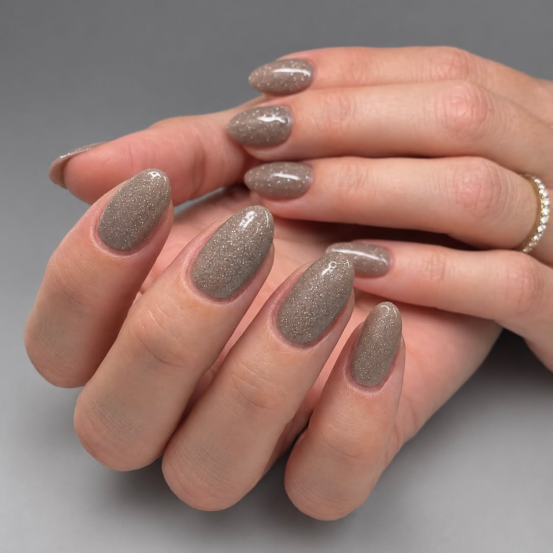✨ Diskret elegance med et strejf af glimmer ✨
Den smukkeste taupefarve med et fint glimt, der fanger lyset og giver neglene det lille ekstra. 🤎
En tidløs og elegant farve, der passer perfekt til dig, der elsker et sofistikeret look med lidt sparkle. ✨
#semilacnails #semilac #lovelynailsdk #salonnails #naillove #nailswagg #nailtechlife #nailtech #negleneglenegle #negletekniker #negledesign #neglesalon #negle #nailsdenmark #gelnail #gelpolish #gelnails #gelenegle #nailsdesign #naildesign #nailsofinstagram #nailsnailsnails #nailsoftheday #nailsonfleek #nailstagram #nailsart #nails